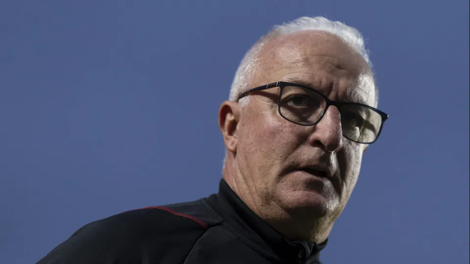 Diretor diz que Corinthians segue no mercado: 'Dentro das possibilidades'